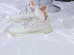 yeezy350 小雏菊变色原理：当接触到不同温度时，小雏菊图案会发生变化，呈现出独特的效果